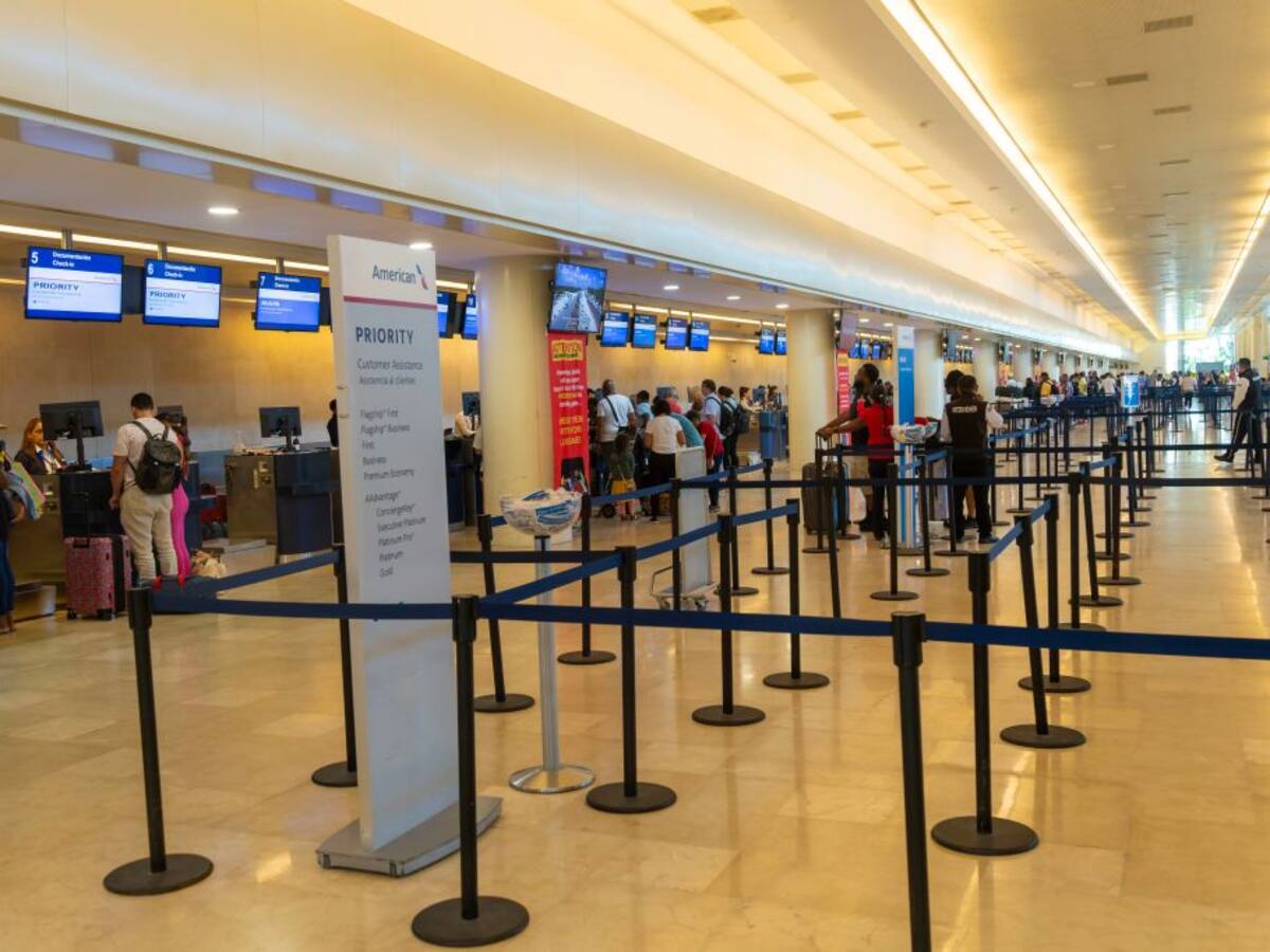 Denuncian retención injusta e inhumana de colombiano en aeropuerto de Cancún