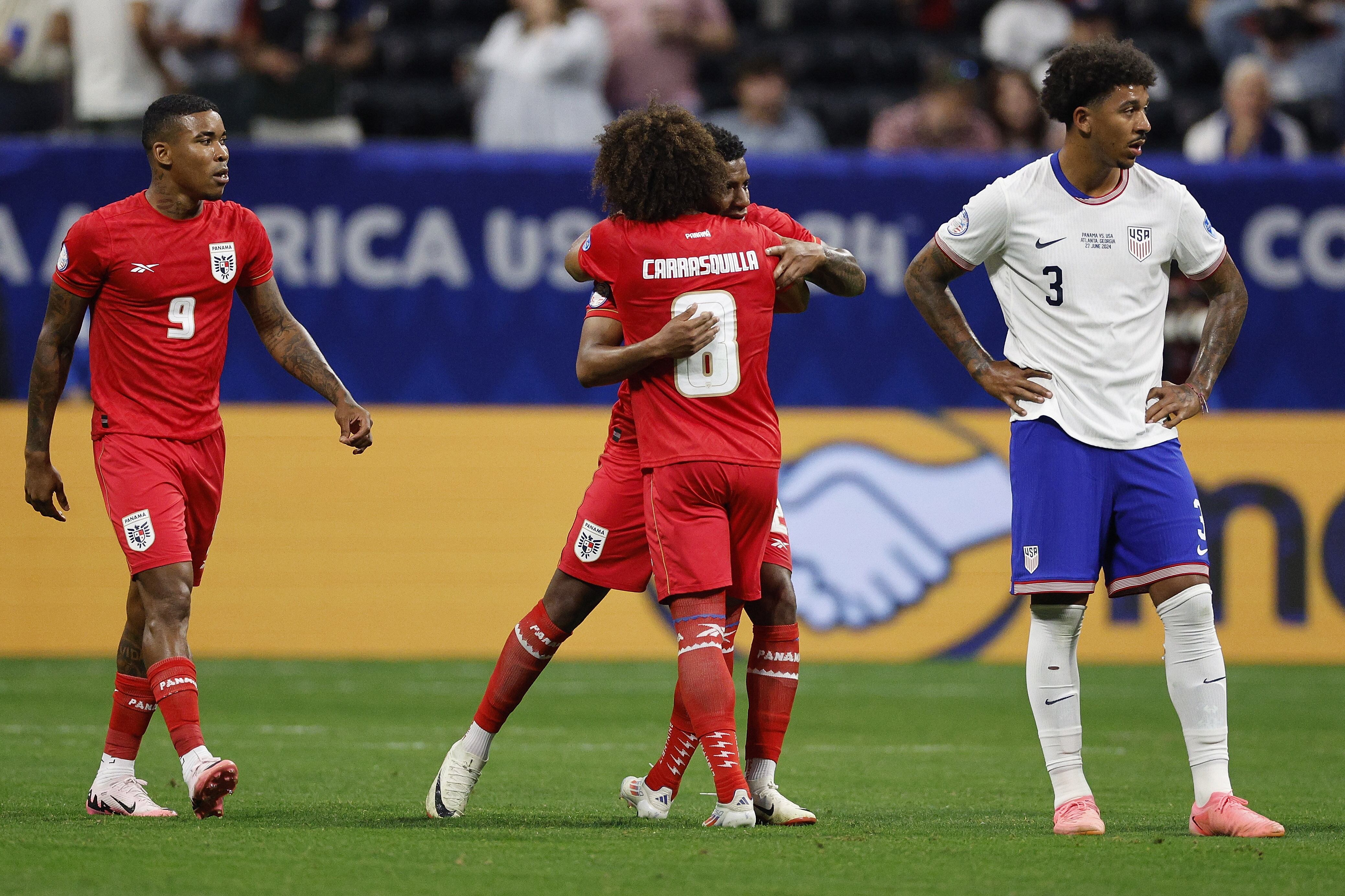 Atlanta (United States), 27/06/2024.- Cesar Blackman of Panama (2L) and Adalberto Carrasquilla of Panama (2R) celebrate Blackman's goal during the first half of the CONMEBOL Copa America 2024 group C match between Panama and USA, in Atlanta, Georgia, USA, 27 June 2024. EFE/EPA/ERIK S. LESSER