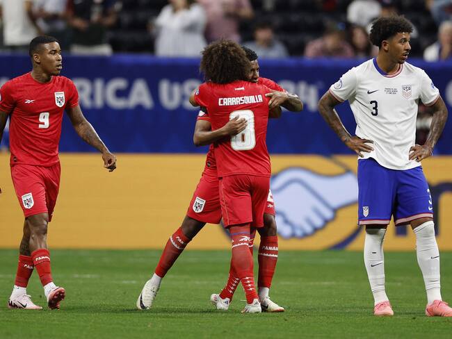 Atlanta (United States), 27/06/2024.- Cesar Blackman of Panama (2L) and Adalberto Carrasquilla of Panama (2R) celebrate Blackman's goal during the first half of the CONMEBOL Copa America 2024 group C match between Panama and USA, in Atlanta, Georgia, USA, 27 June 2024. EFE/EPA/ERIK S. LESSER