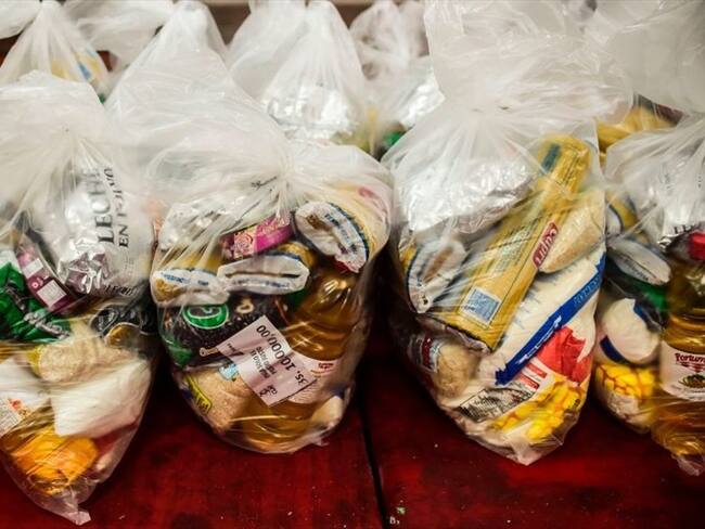 Víctor Manuel Alarcón es un líder del barrio Alfonso López de Bucaramanga, que reúne comida en iglesias y casas del barrio para llevarles a los venezolanos. Foto: Getty Images