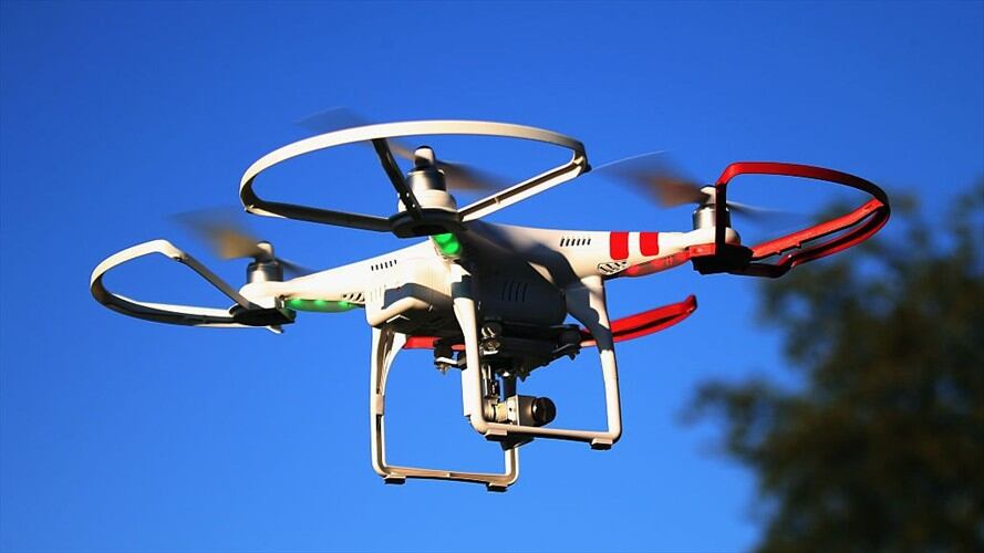 Los drones pueden servir para localizar focos de fuego, personas en peligro o sospechosas de un crimen, detectar gases tóxicos o tener un mapa 3D de una zona.. Foto: Getty Images