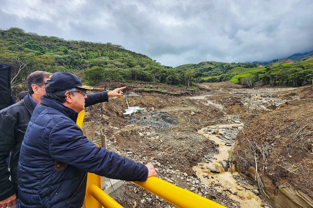 El presidente Gustavo Petro llegó hasta la vereda Chontaduro, zona de la emergencia del municipio de Rosas, Cauca, para dar apertura oficial a la variante provisional. Crédito: Presidencia de Colombia. 