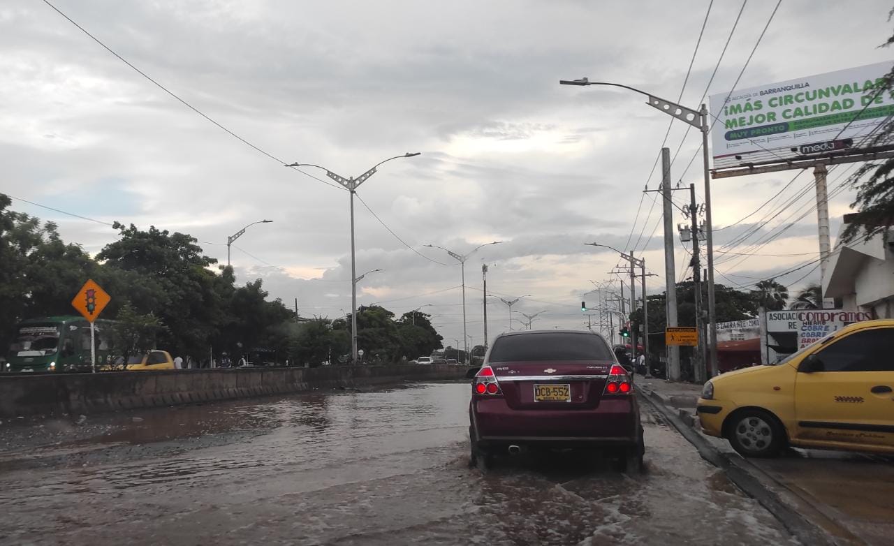 El mal estado de la carretera afecta el paso de los vehículos en la zona. Foto: W Radio.