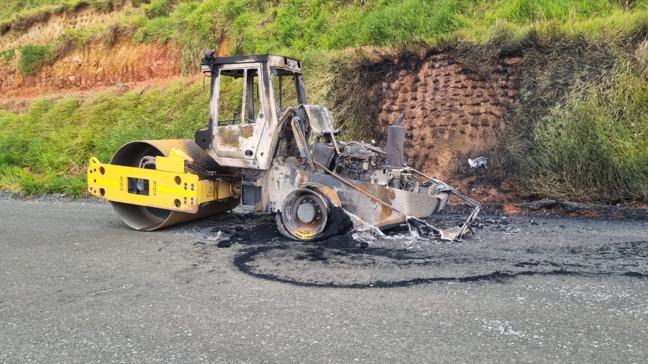 Ya se cuenta la incineración de tres maquinas pesadas con las que se construía la carretera. Crédito: Concesionaria Nuevo Cauca.