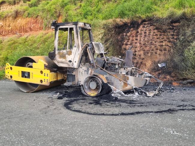 Ya se cuenta la incineración de tres maquinas pesadas con las que se construía la carretera. Crédito: Concesionaria Nuevo Cauca.