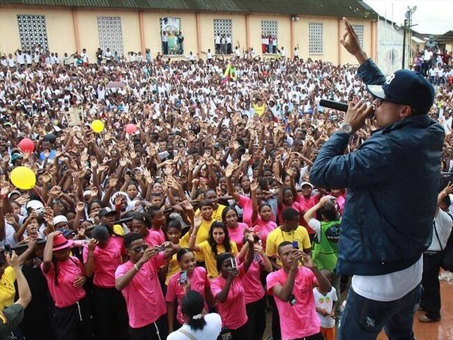 Concejal de Bogotá pide prohibir en eventos la música que denigre a la mujer