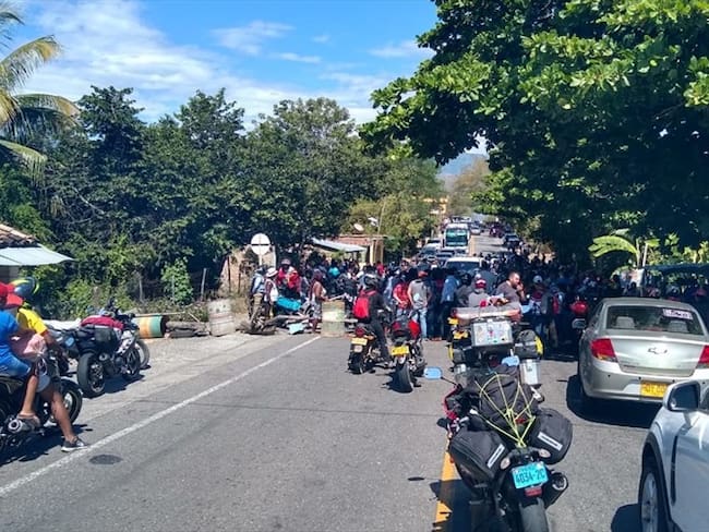 Por daños en el servicio de energía, habitantes de la vereda El Pilón, corregimiento de Mojarras, protestaron bloqueando la carretera internacional durante varias horas.. Foto: Cortesía