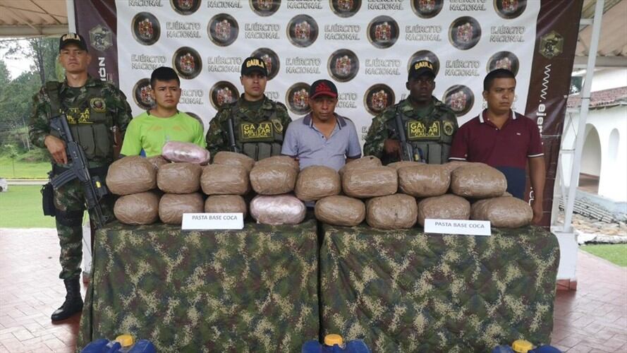 Los uniformados lograron la detención de estos individuos cuando se movilizaban en un vehículo, con aproximadamente 165 kilogramos de alucinógenos. Foto: Ejército