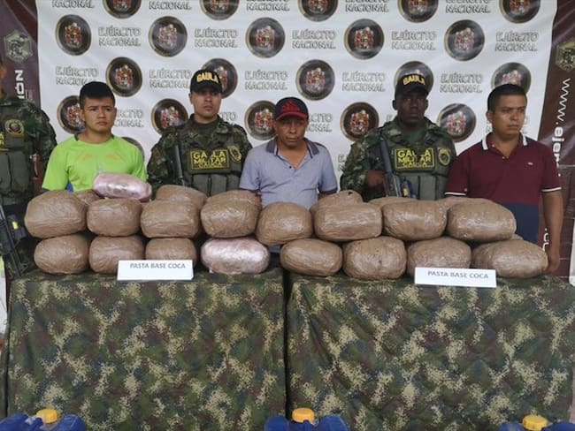 Los uniformados lograron la detención de estos individuos cuando se movilizaban en un vehículo, con aproximadamente 165 kilogramos de alucinógenos. Foto: Ejército