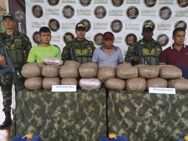 Los uniformados lograron la detención de estos individuos cuando se movilizaban en un vehículo, con aproximadamente 165 kilogramos de alucinógenos. Foto: Ejército