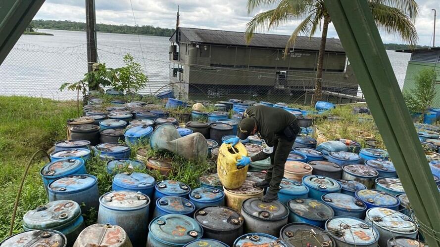 El hidrocarburo hallado por las autoridades aduaneras no contaba con la documentación que acreditara su ingreso legal al territorio nacional. Foto: Policía Nacional