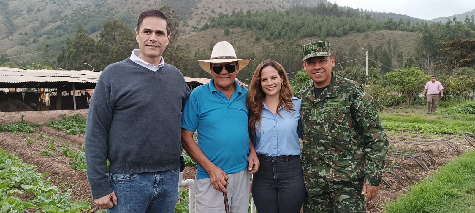 El agricultor boyacense, Francisco Jiménez,  está acompañado por el director de Gabriel Barbosa, gerente de Netafim Colombia y el Ejército Nacional / Foto: W Radio.