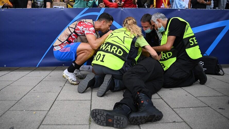 Cristiano Ronaldo acudió a ver el estado de salud de agente de seguridad que quedó noqueada por su balonazo. Foto: Matthias Hangst/Getty Images