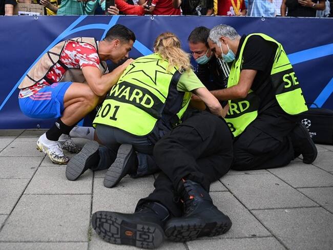 Cristiano Ronaldo acudió a ver el estado de salud de agente de seguridad que quedó noqueada por su balonazo. Foto: Matthias Hangst/Getty Images
