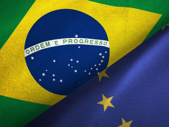 Banderas de Brasil y la Unión Europea. Imagen de referencia. Foto: Getty Images.