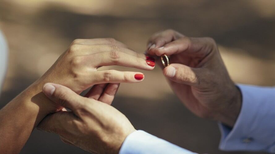 Exrecluso y su compañera transgénero se casan tras salir de la cárcel. Foto: Getty Images/ Westend61