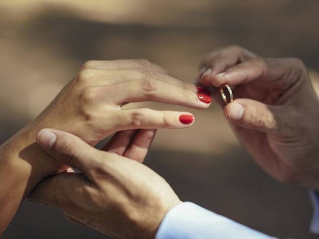 Exrecluso y su compañera transgénero se casan tras salir de la cárcel. Foto: Getty Images/ Westend61