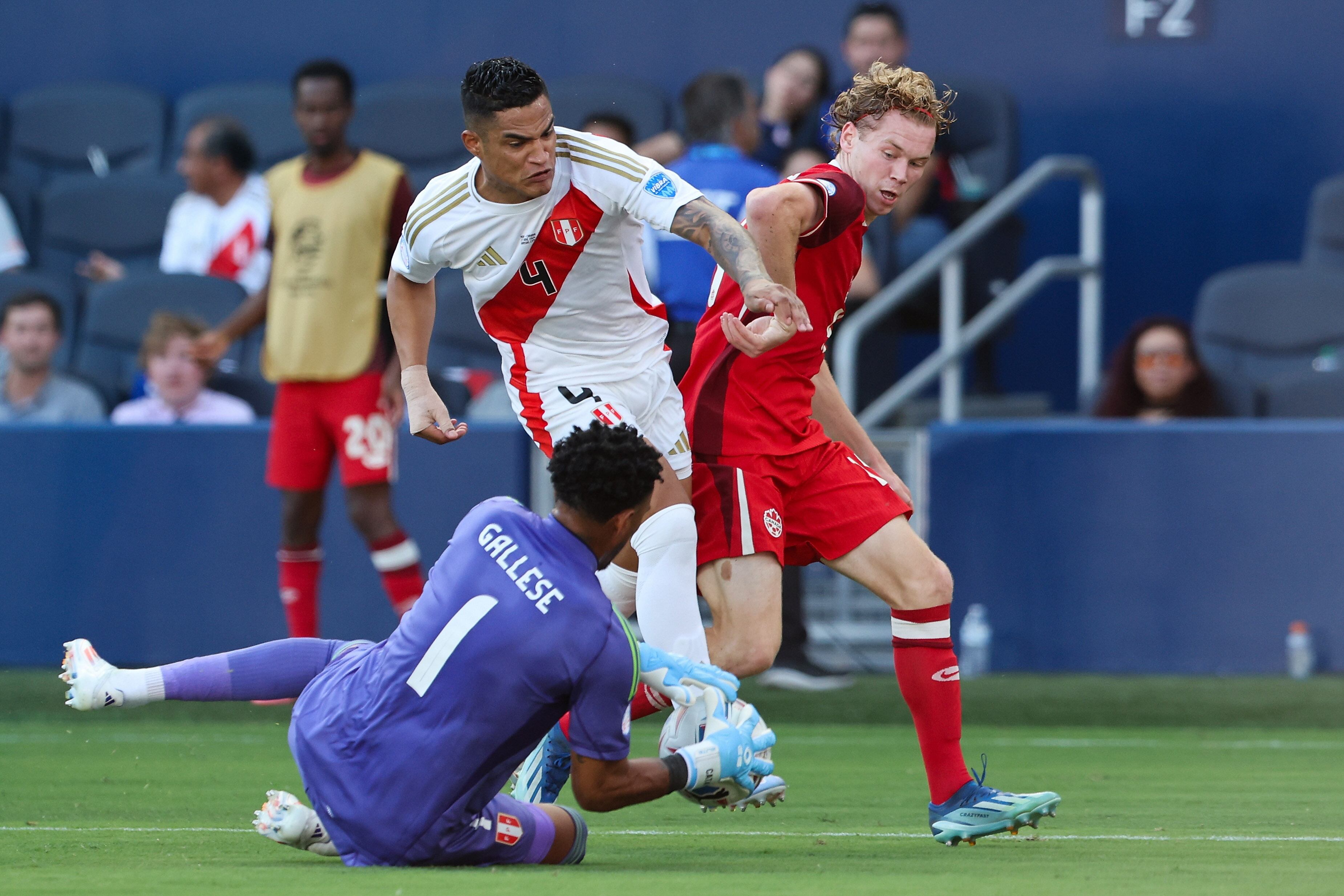 Kansas City (United States), 25/06/2024.- Peru goalkeeper Pedro Gallese (C) stops the shot of Canada forward Jacob Shaffelburg (R) as Peru defender Anderson Santamar'Äôa (L) defends during the second half of the CONMEBOL Copa America 2024 group A match between Peru and Canada, in Kansas City, Kansas, USA, 25 June 2024. EFE/EPA/WILLIAM PURNELL