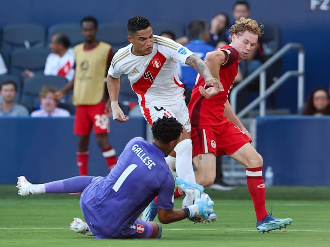 Kansas City (United States), 25/06/2024.- Peru goalkeeper Pedro Gallese (C) stops the shot of Canada forward Jacob Shaffelburg (R) as Peru defender Anderson Santamar'Äôa (L) defends during the second half of the CONMEBOL Copa America 2024 group A match between Peru and Canada, in Kansas City, Kansas, USA, 25 June 2024. EFE/EPA/WILLIAM PURNELL