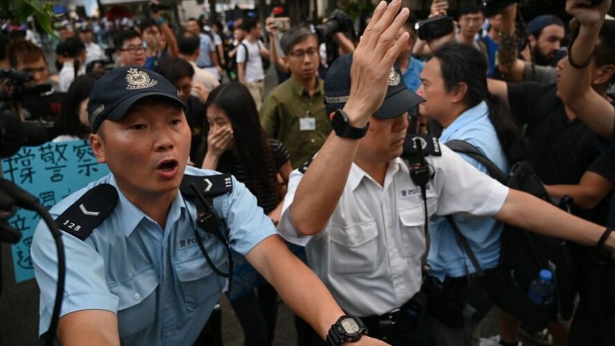 Decenas de personas enmascaradas irrumpieron en los recintos tras abrirse paso en el edificio rompiendo ventanas de vidrio, cantando consignas y pintando de negro el escudo de la ciudad. Foto: Getty Images