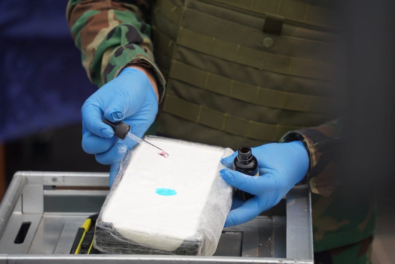 Policía revisando un paquete de cocaína incautada. EFE / Ministerio de Gobierno