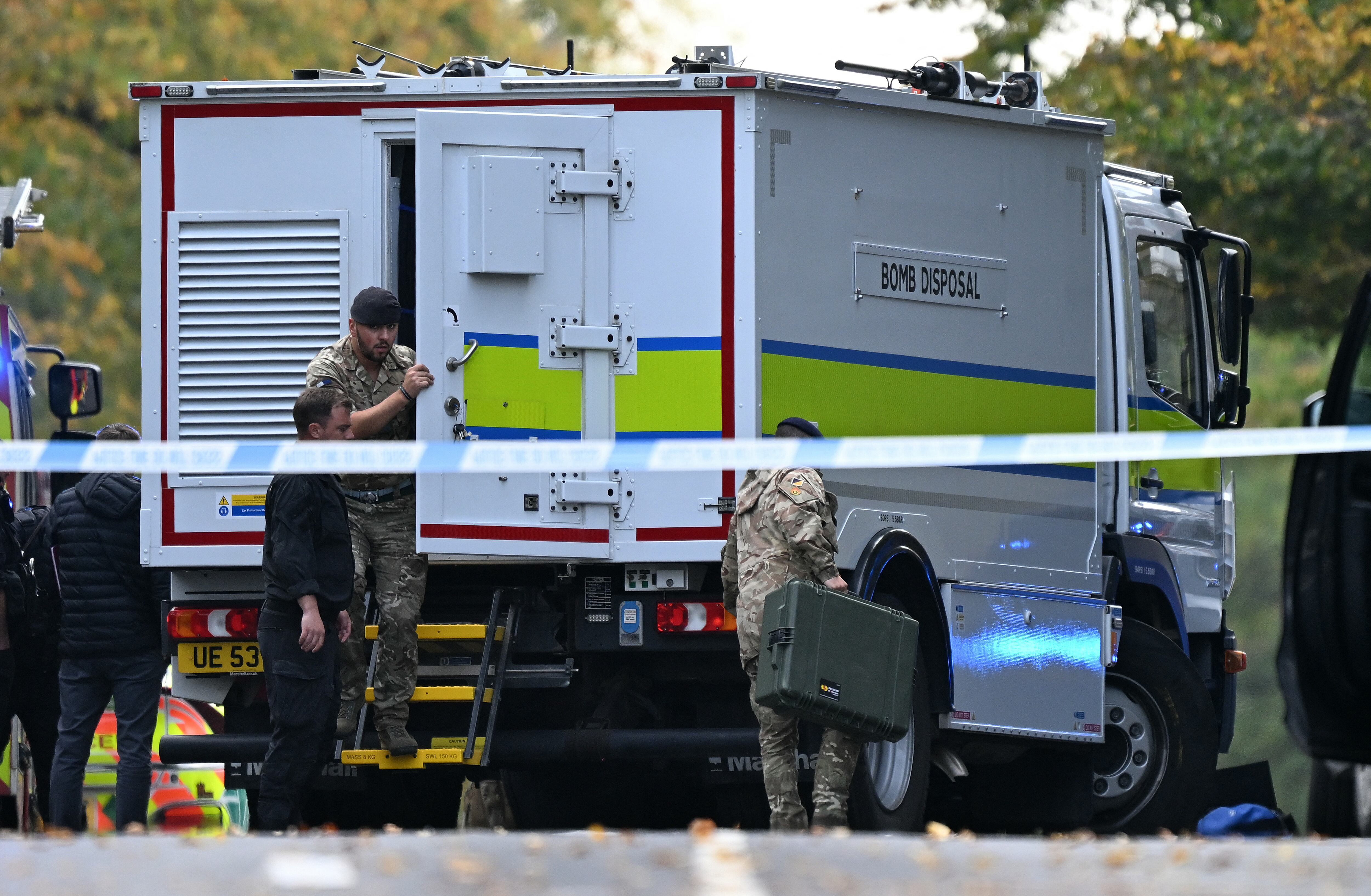 Equipo de desactivación de explosivos frente a la sinagoga en  Mánchester. Foto: Oli SCARFF / AFP