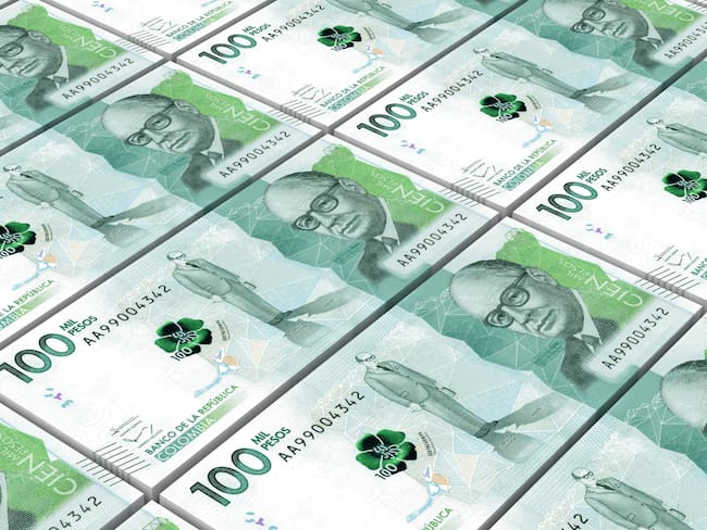 Imagen de referencia de billetes de 100.000 pesos colombianos. Foto: Getty Images.