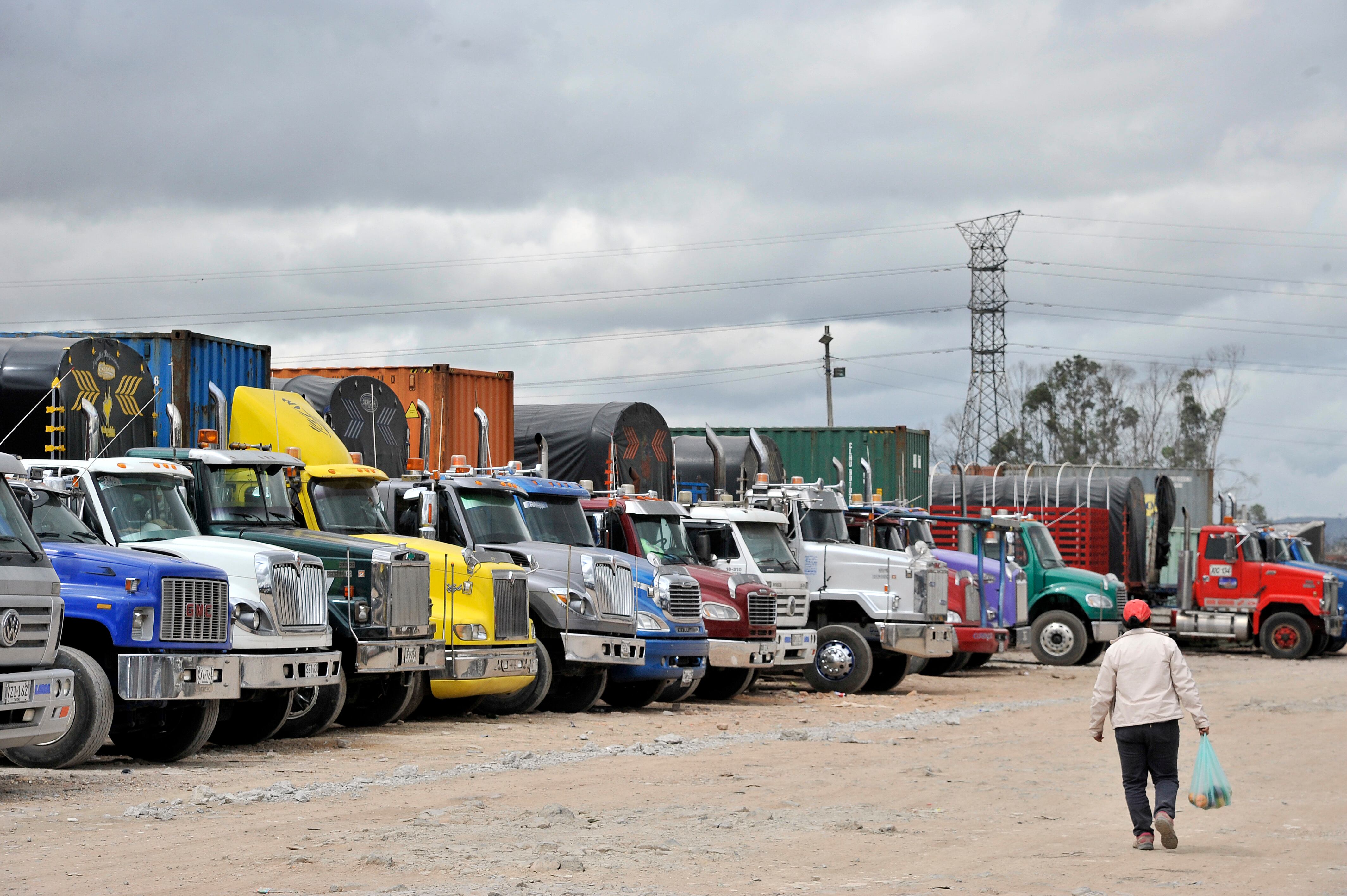 Camiones permanecen estacionados en un estacionamiento en Bogotá, Colombia, el 13 de julio de 2016. / AFP / GUILLERMO LEGARIA