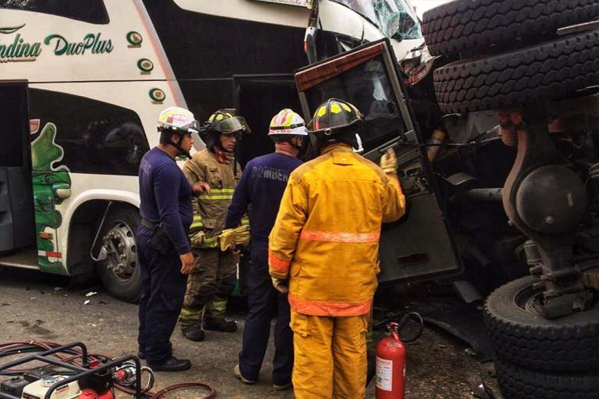 En el siniestro colisionaron un bus intermunicipal y un camión. Crédito: Bomberos Popayán.