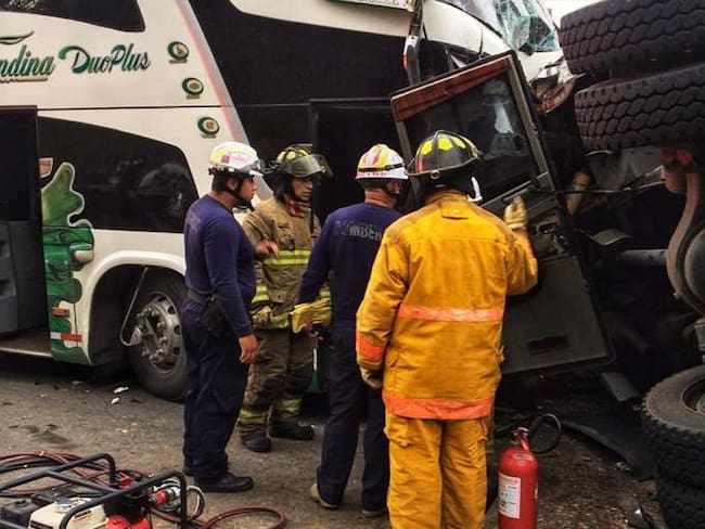 En el siniestro colisionaron un bus intermunicipal y un camión. Crédito: Bomberos Popayán.