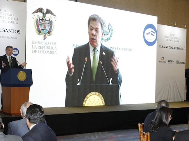 Juan Manuel Santos durante su visita a El Salvador. Foto: Agencia EFE
