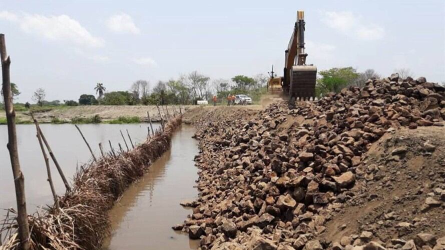 La presencia de este químico es altamente peligrosa, ya que debilitaría en un cien por ciento la estructura del muro de contención hasta inutilizarla. Foto: Gobernación de Bolívar