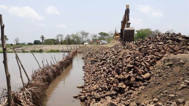 La presencia de este químico es altamente peligrosa, ya que debilitaría en un cien por ciento la estructura del muro de contención hasta inutilizarla. Foto: Gobernación de Bolívar