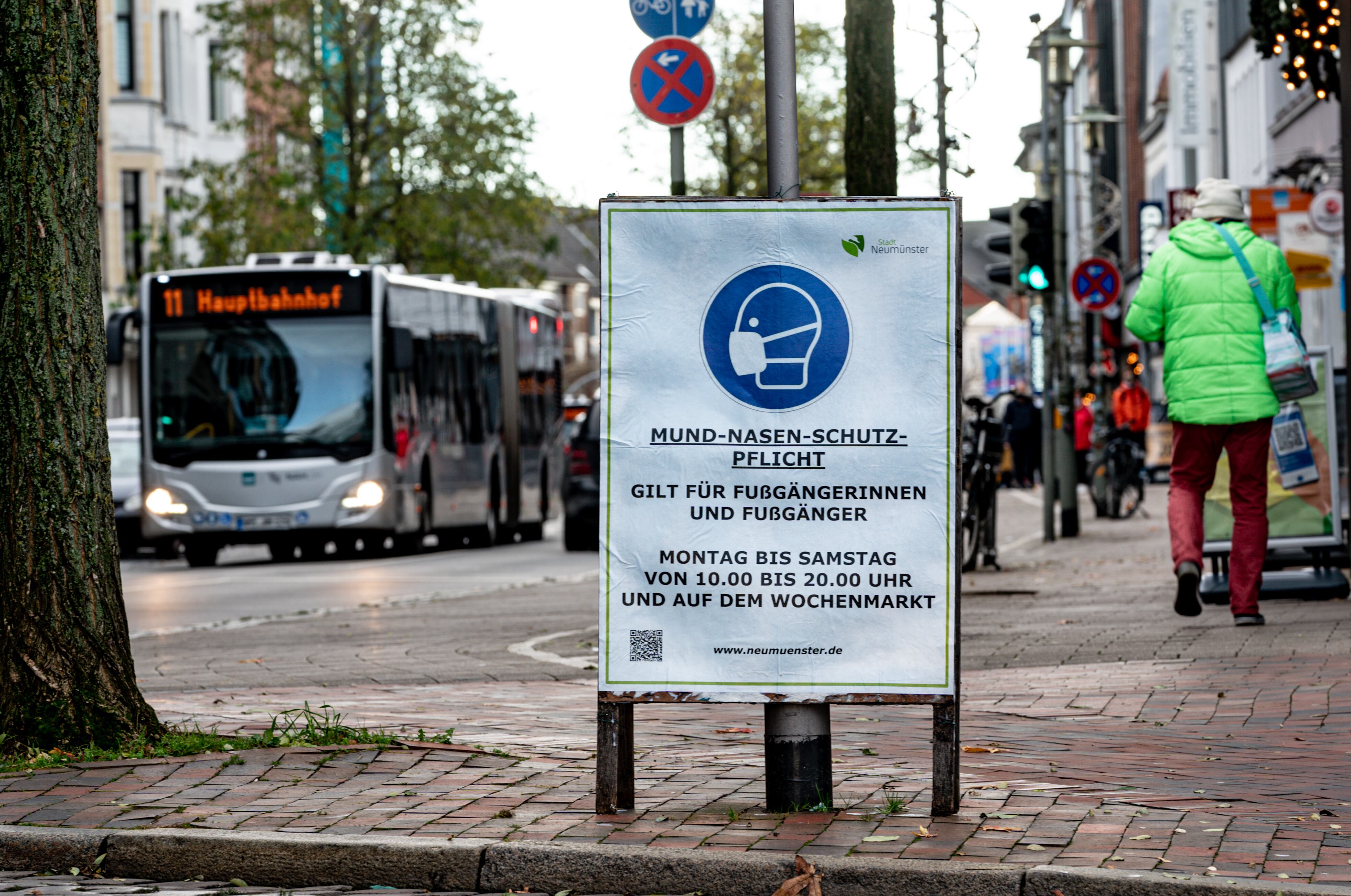22 November 2021, Schleswig-Holstein, Neumünster: A sign indicating the obligation to wear a mask for pedestrians stands in Neumünster city centre near the railway station.A mask obligation has again been in force in Neumünster city centre since 22 November 2021. Photo: Axel Heimken/dpa (Photo by Axel Heimken/picture alliance via Getty Images)