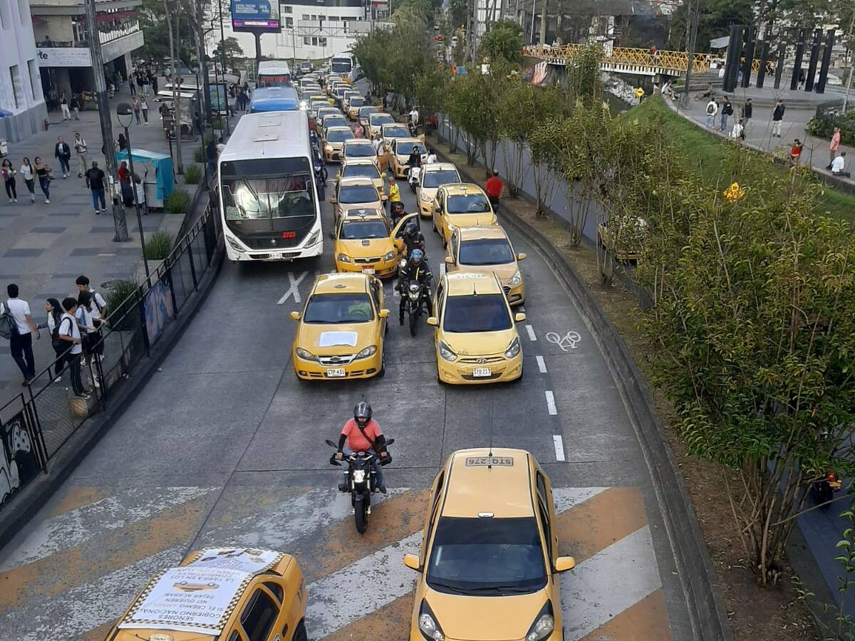 Con pitazón por calles de Manizales, taxistas protestaron en contra del Gobierno Nacional