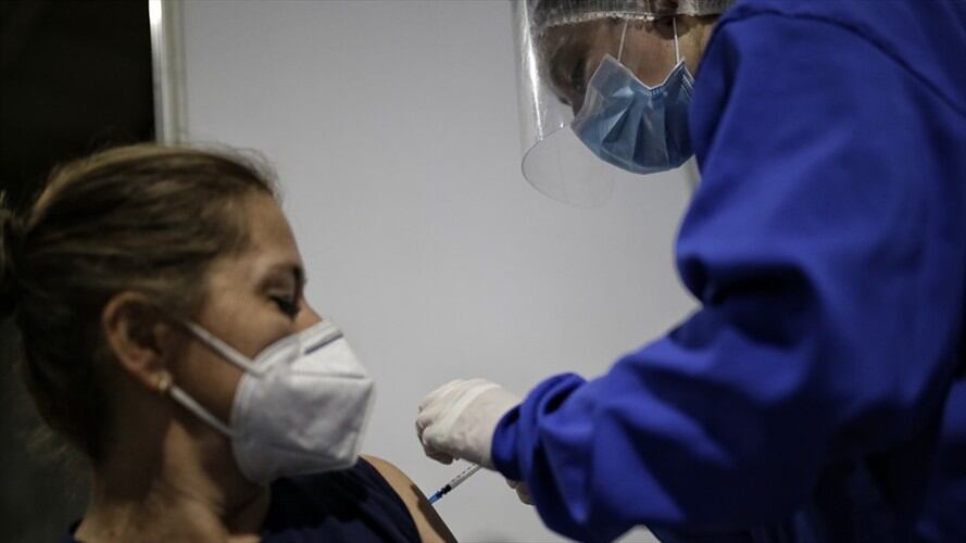 Se debe considerar la vacuna en mujeres gestantes desde la semana doce y las mujeres durante los 40 días postparto. Foto: Colprensa