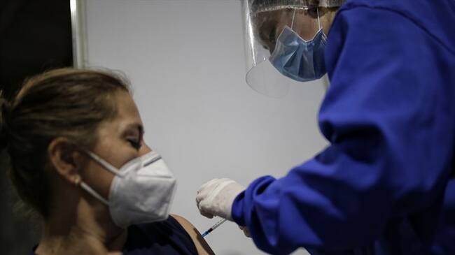 Se debe considerar la vacuna en mujeres gestantes desde la semana doce y las mujeres durante los 40 días postparto. Foto: Colprensa