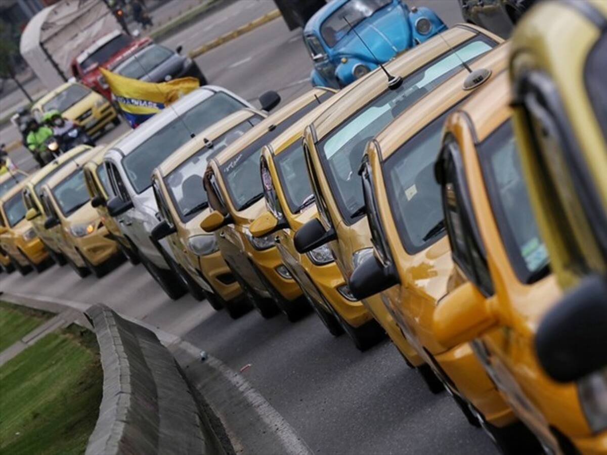 Taxistas protestan contra la reforma tributaria en Bogotá