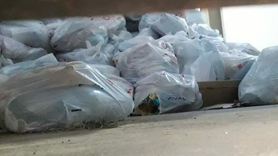 En las imágenes se aprecian decenas de mercados en el suelo, sin estibar e incluso en bolsas rotas . Foto: Cortesía Almeira Producciones