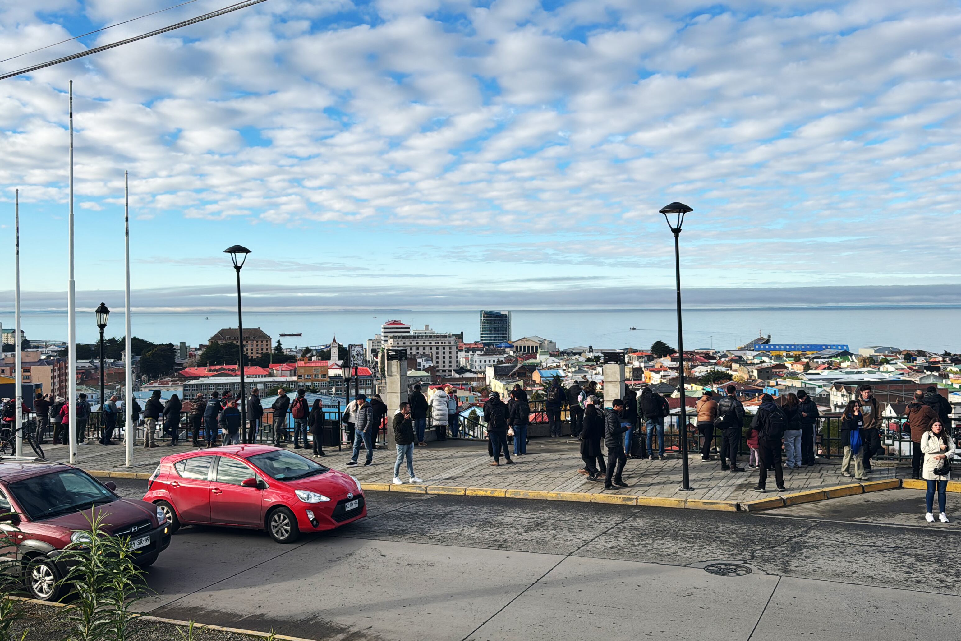 Personas evacuan a una zona segura después de un sismo de magnitud 7.5 en la ciudad de Punta Arenas (Chile)EFE/ Ignacio Cárdenas