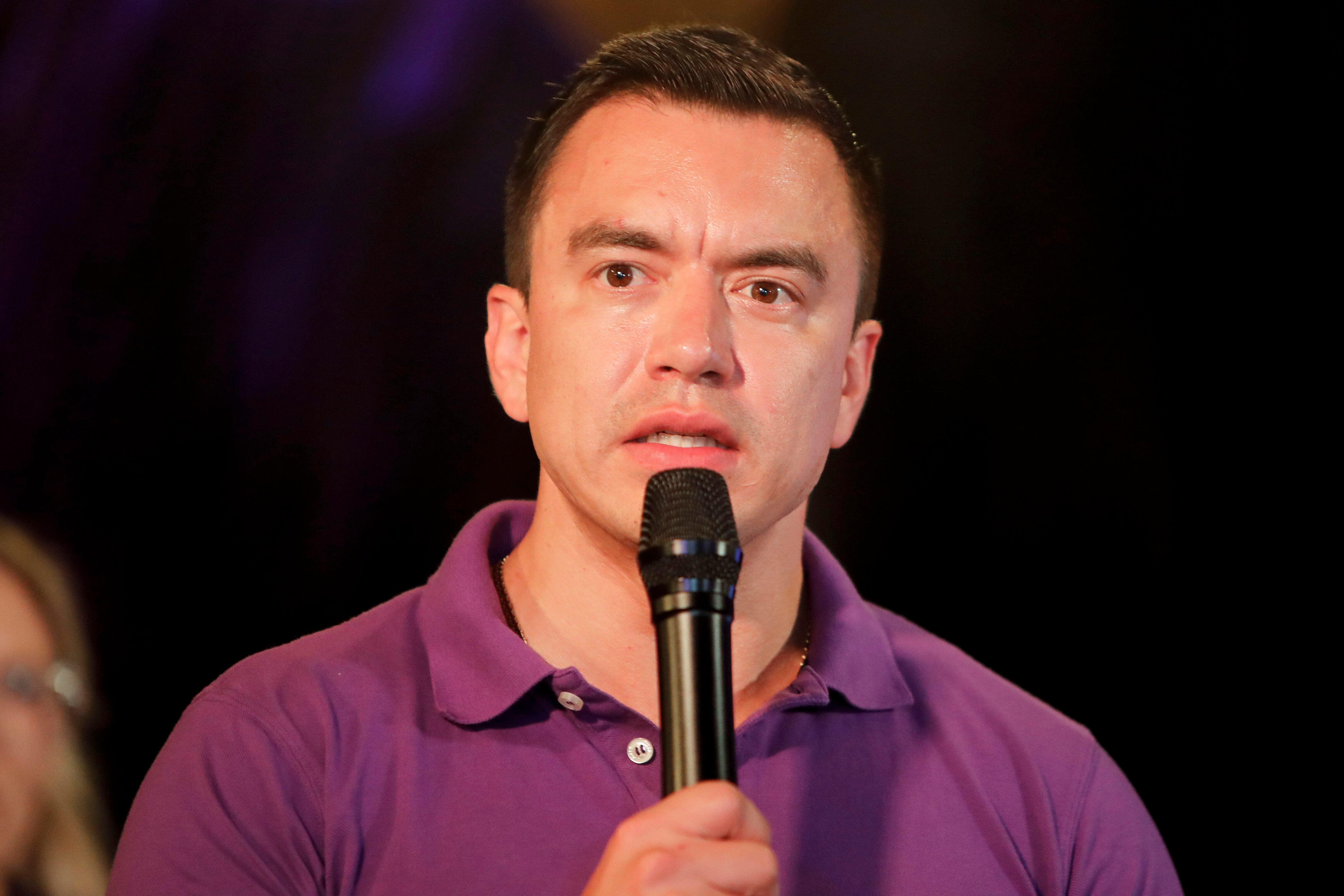 FOTODELDIA OLON (ECUADOR), 13/04/2025.- El presidente de Ecuador y candidato a la reelección, Daniel Noboa, habla luego de conocer los resultados electorales este domingo, en Olón (Ecuador). Noboa el presidente más joven de Latinoamérica y de la historia democrática de Ecuador, logró a sus 37 años ser reelegido para un mandato completo (2025-2029), en el que continuará su política de "mano dura" contra la delincuencia y de liberalización de la economía ecuatoriana. EFE/ Carlos Durán Araújo