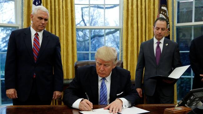 El presidente de Estados Unidos, Donald Turmp, muestra el decreto firmado en la Casa Blanca, Washington. Foto: Agencia Reuters
