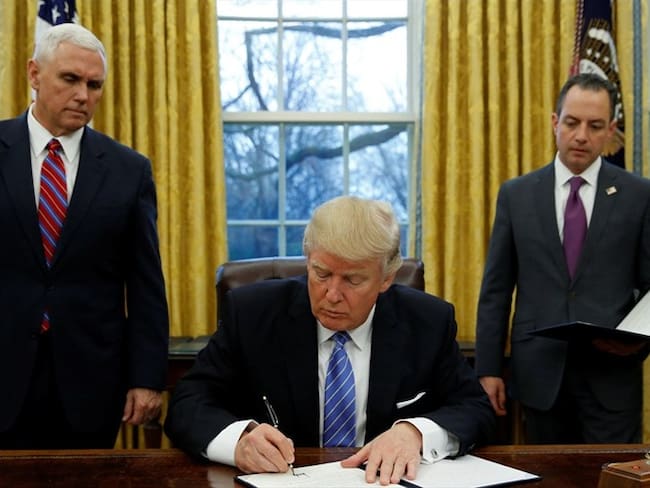 El presidente de Estados Unidos, Donald Turmp, muestra el decreto firmado en la Casa Blanca, Washington. Foto: Agencia Reuters