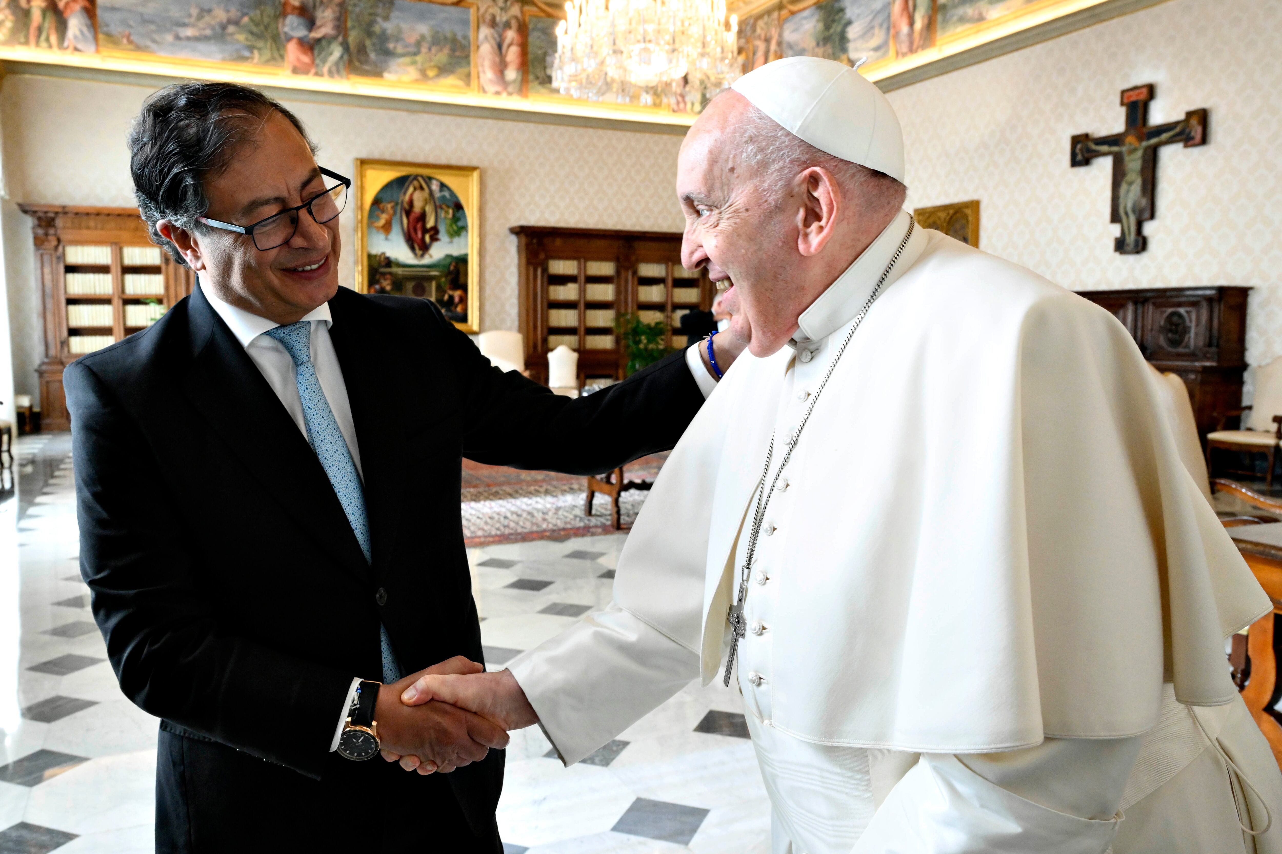 Papa Francisco se reúne con el Presidente de Colombia Gustavo en el Palacio Apostólico del Vaticano.  (Foto de Vatican Media vía Vatican Pool/Getty Images)
