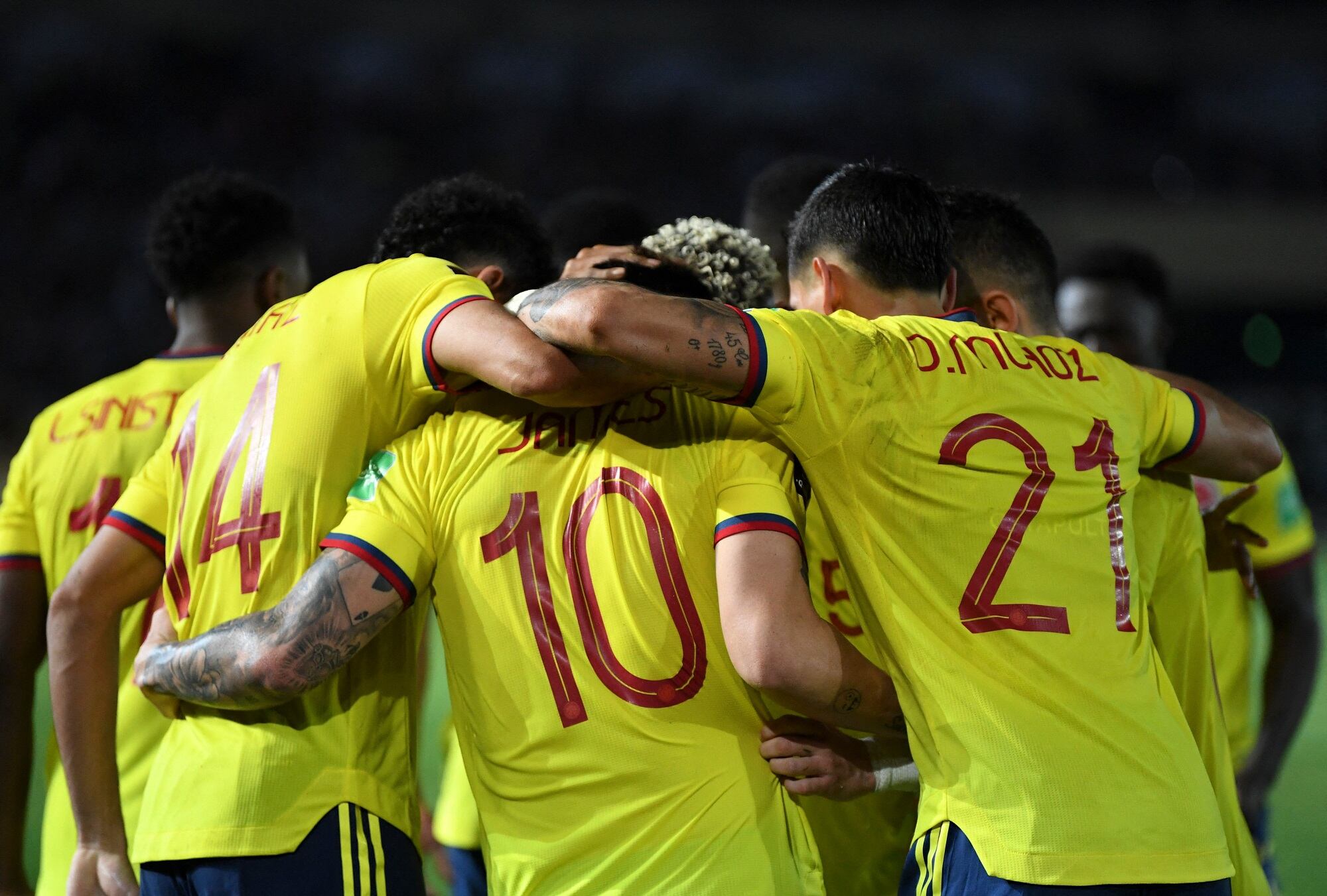 Jugadores de la Selección Colombia celebrando elgol de James Rodríguez ante Venezuela (Photo by Yuri CORTEZ / AFP) (Photo by YURI CORTEZ/AFP via Getty Images)