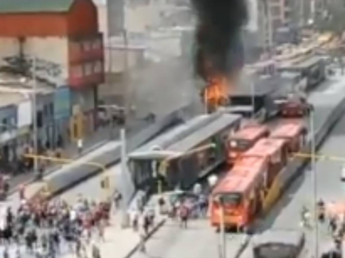 Video: Impactantes imágenes del incendio de un bus de Transmilenio el centro de Bogotá