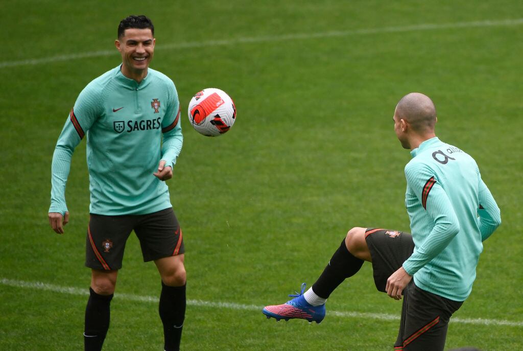 Cristiano Ronaldo junto con Pepe en la Selección de Portugal (Photo by MIGUEL RIOPA / AFP) (Photo by MIGUEL RIOPA/AFP via Getty Images)