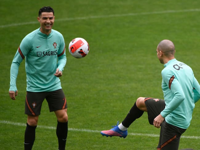 Cristiano Ronaldo junto con Pepe en la Selección de Portugal (Photo by MIGUEL RIOPA / AFP) (Photo by MIGUEL RIOPA/AFP via Getty Images)