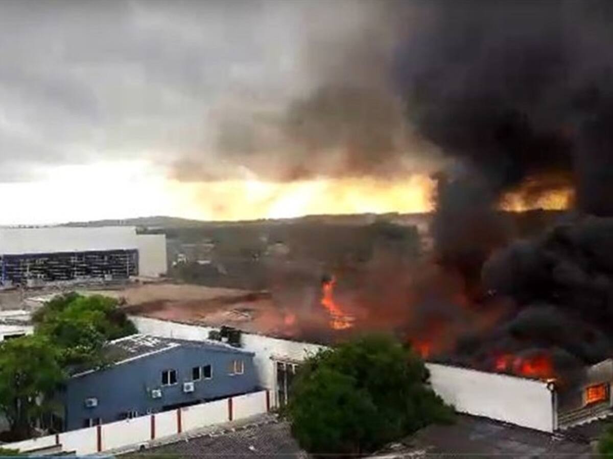 Se incendia bodega de licor y jabones en Cartagena
