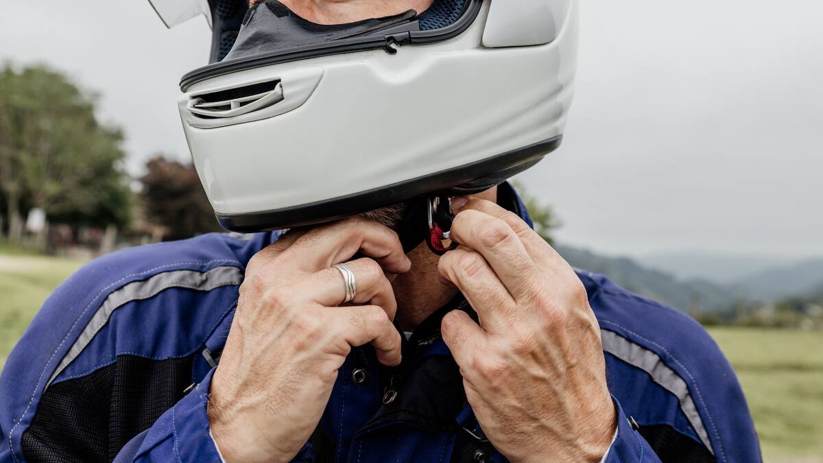 Estas son las especificaciones que debe tener el casco de moto: evite multas